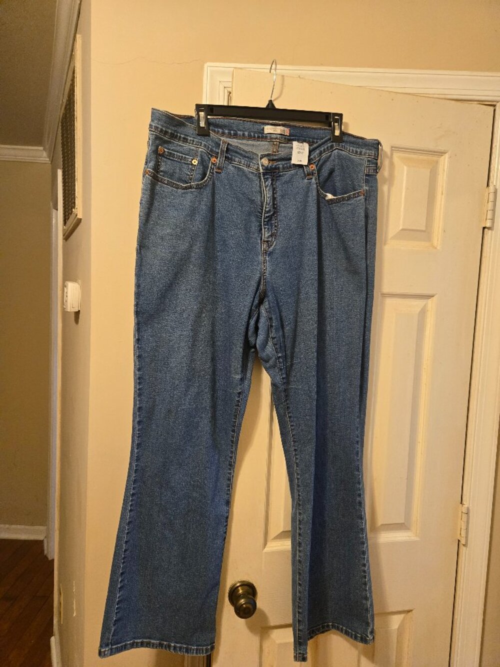 Levi's 512 size 24M, perfectly slimming, new never worn
